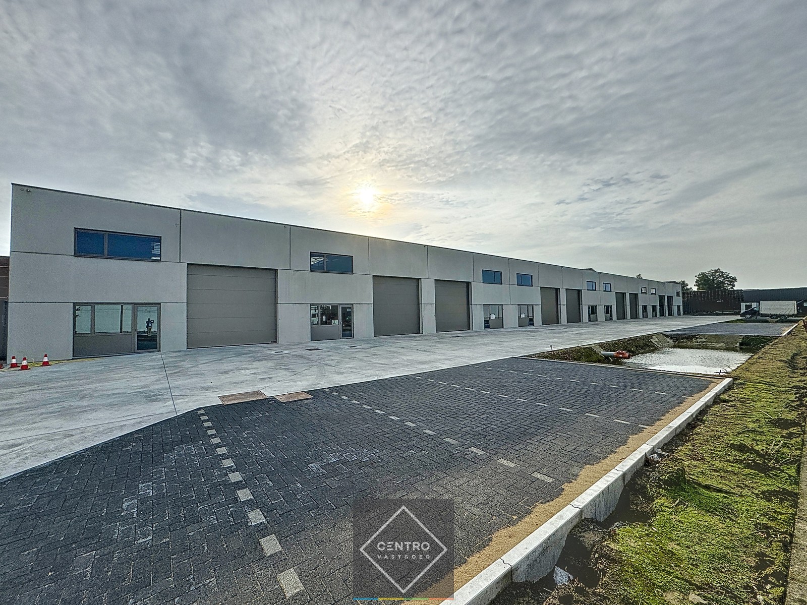 NB MAGAZIJN (264m²) met automatische sectionaalpoort, toilet en 2 voorbehouden parkeerplaatsen voor de deur te Beernem/Wingene. - foto 1