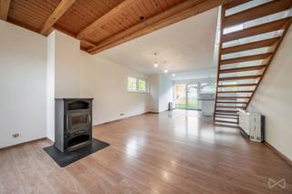 We Invest Malmedy presenteert u deze woning met drie gevels in Chôdes, op de heuvels boven Malmedy, in een groene omgeving en toch dicht bij alle voorzieningen. De woning is gebouwd in 2007, verkeert in goede algemene staat en is direct bewoonbaar, zonder dat er ingrijpende renovaties nodig zijn.<br /><br />De begane grond bestaat uit: een garage met ruimte voor één auto en veel opbergruimte. Op de eerste verdieping: een hal met apart toilet, een ruime woon- en eetkamer met een houtkachel, een gedeeltelijk ingerichte keuken en een wasruimte met plaats voor de wasmachines. Op de tweede verdieping: twee grote slaapkamers, een mezzanine die ideaal is om in te richten als kantoor, en een badkamer met een bad en een douche.<br />Buiten beschikt het huis over een aangename, omheinde tuin met terras, evenals meerdere parkeerplaatsen aan de voorzijde. De weg voor het huis is onlangs gerenoveerd en is nu voorzien van een verkeersdrempel en een fietspad.<br /><br />Technisch gezien is het pand voorzien van PVC-kozijnen met dubbele beglazing, elektrische accumulatorverwarming, een houtkachel, gecontroleerde mechanische ventilatie (VMC) en een gezamenlijk microzuiveringsstation met het naburige huis. De elektrische installatie voldoet aan de voorschriften en de EPC-klasse is C (ref. 20250522001226 – specifiek verbruik: 231 kWh/m²/jaar – totaal verbruik: 29.145 kWh/jaar).<br /><br />Een ideale, functionele woning om te genieten van een aangename woonomgeving in de buurt van Malmedy. Wilt u een bezichtiging? Bel Amandine op 0499/66.71.45
