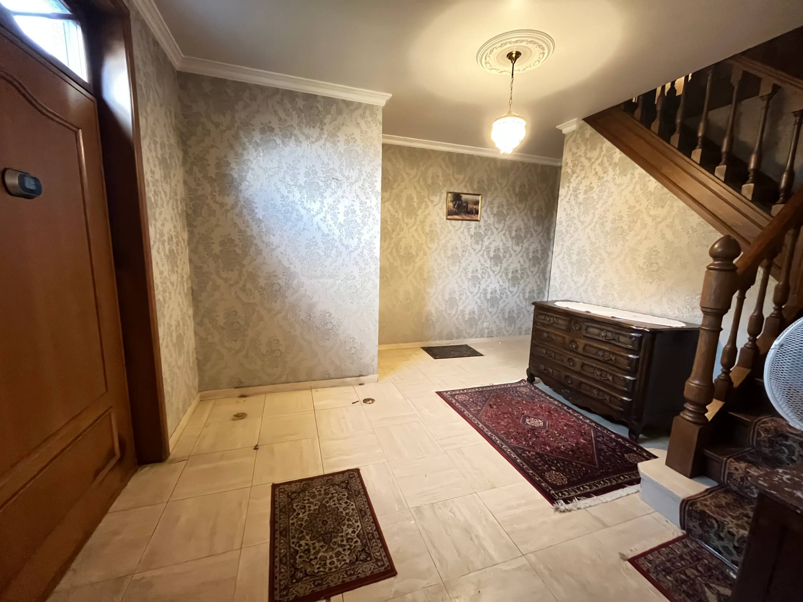 Ruime open bebouwing met 5 slaapkamers en  2 garages - foto 3