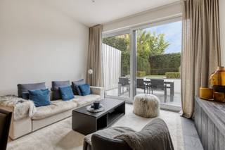 ZONNEPANELEN &amp; WARMTEPOMP op vloerverwarming ! Mooie materialen zoals leisteen vloeren, NATUURSTEEN werkblad in de keuken, dressing OP MAAT, badkamer met ligbad en douche, .... Leuke stadstuin met ZONGERICHT terras en veel PRIVACY ! Gebouwd in 2016 - achterzijde STATION! Bouwplannen, EPB, elektriciteitskeuring op www.JUNOvastgoed.be