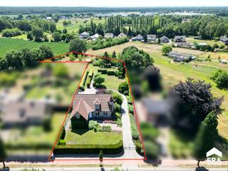 Instapklare villa midden in het groen te koop in Lommel!  Lommel-Gelderhorsten: zeer praktische en energiezuinige villa met 4 slaapkamers op...