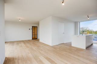 LOFTAPPARTEMENT op 2e verdieping in residentie DIANTHUS I app 2.2 Dit appartement in Residentie Dianthus I is gelegen in het rustige nieuwbouwproject Anjelierenlaan in Denderleeuw. Rondom de residentie is er een ruime groenzone waar de bewoners van de verkaveling rustig kunnen wandelen, spelen,.. maar vooral: genieten van de omgeving. Het appartement geniet van veel lichtinval, heeft 2 slaapkamers waarvan 1 met dressing, 2 badkamers telkens met inloopdouche, een zeer ruime open leefruimte en een privaat terras van ruim 34m² . Bovendien is het volledige appartement voorzien van vloerverwarming en is het afgewerkt met zeer kwalitatieve materialen. Het gebouw beschikt tevens over een ondergrondse parking waarbij er voor iedere wooneenheid autostaanplaatsen of garages te koop zijn. Elk appartement beschikt over een berging en enkele fietsplaatsen. Zie jij jezelf hier wonen? Bel Ewout op 0497 588 888 of mail naar contact@huysmanbouw.be voor meer informatie. Meer info over het project op huysmanbouw.be