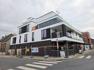 Beleef de ultieme woonervaring in het bruisende hart van Kruishoutem!<br /><br />Op een absolute toplocatie in het centrum van Kruishoutem verrijst dit prestigieuze nieuwbouwproject: 24 stijlvolle appartementen rondom een serene, groene binnentuin.<br /><br />Alles wordt traditioneel gebouwd volgens de hedendaagse normen. Vakmanschap van de bovenste plank, met oog voor detail en een duurzaamheid die generaties lang meegaat.<br /><br />Met een verfijnde mix van 1-, 2- en 3-slaapkamerappartementen én luxueuze penthouses, biedt dit project voor elk wat wils. Alle appartementen zijn ontworpen met een scherp oog voor stijl en comfort.<br /><br />Duurzaamheid speelt een hoofdrol, met innovatieve technologieën zoals warmtepompen en zonnepanelen die bijdragen aan een energiezuinige leefomgeving.<br /><br />Elk appartement beschikt over een eigen ondergrondse parkeerplaats en berging. Bovendien kunt u de afwerking van uw appartement helemaal afstemmen op uw persoonlijke smaak.<br />En met de all-inclusive vaste prijs komt u nooit voor verrassingen te staan.<br /><br />De werken worden volledig afgerond in de zomer van 2026, zodat u vanaf dan in alle rust kan genieten van uw appartement en van deze uitzonderlijke locatie.<br /><br />🎁 Geniet van onze Eindejaarsactie!<br />Reserveer dit appartement vóór het einde van het jaar en profiteer van een uitzonderlijke actie:<br />De berging t.w.v. 7500 euro krijgt u van ons CADEAU!<br />Mis dit tijdelijke voordeel niet om uw investering nog voordeliger te maken.<br />Bovendien kan u genieten van 6% BTW ipv 21% BTW!<br /><br />Geniet van tijdloze kwaliteit in een prachtige setting. Ontdek meer op www.postiljon-kruisem.be of neem contact met ons op!<br />