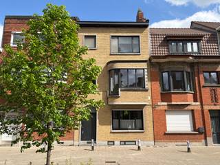 Ligging<br />Deze charmante woning is gelegen in de Diksmuidestraat in Gent, op een toplocatie vlak bij het Miljoenenkwartier en het station Gent-Sint-Pieters. Dankzij de rustige buurt, de goede ontsluiting en de nabijheid van het stadspark is het hier aangenaam wonen én makkelijk pendelen. Het historisch centrum van Gent is vlot bereikbaar met de fiets, terwijl u tegelijk geniet van de rust van een residentiële wijk.<br /><br />Indeling<br />De woning biedt ruimte en karakter met vier volwaardige slaapkamers en een vijfde, kleinere kamer die perfect dienstdoet als bureau of dressing. De leefruimte is ruim en licht, met authentieke elementen die zorgen voor extra charme. Aansluitend bevindt zich een mooie tuin, ideaal om tot rust te komen of gezellig te genieten van de buitenlucht.<br /><br />Troeven<br /><br />Geweldige ligging nabij station en stadspark<br />4 ruime slaapkamers + extra bureaukamer<br /><br />Mooie stadstuin<br />Authentieke elementen en ruime leefruimte<br />Rustige, goed ontsloten buurt<br /><br />Termijn: 18 maanden met zicht op verlenging<br />Beschikbaarheid: 1/01/2027<br /><br />Een ideale gezinswoning of ruime thuisbasis vlak bij het centrum van Gent. Ontdek ze snel!