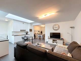 Instapklaar gelijkvloers appartement op een boogscheut van de Grote Markt van Poperinge, met alle nodige voorzieningen nabij. Volledig gerenoveerd, voorzien van alle comfort en zeer gunstig in verbruik.Indeling:* Gelijkvloers 0:- inkomhal- apart toilet- leefruimte met zithoek (43 m²)- open keuken uitgerust met een spoelbak, keramische kookplaat met dampkap, frigo, vaatwasser en oven- 2 slaapkamers (12 &amp; 12 m²)- badkamer voorzien van een inloopdouche en dubbele lavabo- terras (20 m²)=&gt; EPC-label B=&gt; Geen syndickosten=&gt; Beschikbaar vanaf 01/02/2026