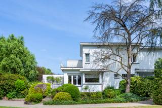 <p><strong>Art deco-charme op een uitzonderlijk perceel van 3.624 m² in Edegem</strong></p>
<p>Tussen Mortsel en Kontich, op de prestigieuze Mechelsesteenweg, vindt u deze karaktervolle art deco-woning op wandelafstand van het groene Park Romeinse Put en diverse winkels. De ligging combineert comfort met een uitstekende bereikbaarheid dankzij de vlotte verbindingen richting Antwerpen en Brussel.</p>
<p>De woning ademt authenticiteit en stijl, een architecturale parel die met een subtiele renovatie opnieuw haar oorspronkelijke grandeur kan uitstralen. Met een bewoonbare oppervlakte van ca. 210 m², aangevuld met ca. 79 m² kelderruimte en een ruime garage van ca. 62 m², biedt ze een zee aan mogelijkheden voor wie wonen en werken wil combineren.</p>
<p>Binnenin zorgen hoge plafonds, originele details en een logische indeling voor een gevoel van ruimte en elegantie. Er zijn vier slaapkamers en een badkamer, ideaal voor een gezin dat comfort en karakter weet te waarderen.</p>
<p>Vanuit zowel de woning als op de 2 terrassen, ca. 64m2, geniet u van prachtig groen.<br />Achteraan in de tuin vinden we een uniek rond zwembad terug, met naastliggend berging/poolhouse.</p>
<p>Het unieke perceel van ca. 3.624m2 heeft een straatbreedte van maar liefst ca. 50 meter. Het perceel is bovendien geschikt voor verkaveling, een unieke kans voor wie toekomstgericht wil investeren zonder in te boeten aan charme en ligging.</p>
<p>Een woning die u gezien móét hebben.<br />Contacteer LISTED voor een bezoek ter plaatse: +32 3 283 51 51.</p>