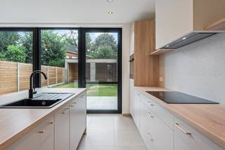 Deze BEN nieuwbouwwoning is gelegen op een rustige locatie te Turnhout. Vlakbij het centrum en op wandelafstand van winkels, school en openbaar vervoer.<br /><br />De indeling van de woning is de volgende:<br />Het gelijkvloers bestaat uit een inkom met vestiairemeubel en doorgang naar de grote woonruimte met een eet- en zithoek en een volledig ingerichte open keuken voorzien van alle toestellen. Vooraan de woning is de mogelijkheid om een open bureauruimte te creëren. Op het gelijkvloers nog een ruime inpandige fietsenberging en tevens een extra ruime bergruimte grenzend aan de keuken te gebruiken als koele berging. <br />Apart toilet. <br /><br />Op de eerste verdieping bevinden zich 2 ruime slaapkamers en een badkamer voorzien van een inloopdouche, ligbad en dubbele wastafel in meubel. Apart toilet op de overloop alsook een aparte wasruimte. <br /><br />De tweede verdieping is een extra troef en vlot bereikbaar met een vaste trap en kan dienen als extra slaapkamer(s) of ontspanningsruimte. Verder treffen we hier ook nog de volledig afgesloten technische ruimte aan. <br /><br />Omheinde stadstuin. Zeer ruime berging/ tuinhuis achteraan op het perceel, ideaal om te vertoeven bij warme zomerdagen.<br /><br />Prijs is exclusief notariskosten, exclusief btw (21%) op constructieaandeel (408.000 EUR) en exclusief registratierechten (12%) op grondaandeel (120.000 EUR). <br /><br />Troeven:<br />- Volledig opgeschilderd<br />- Vloerverwarming en vloerkoeling<br />- Warmtepomp<br />- 12 zonnepanelen, BEN-woning, EPC -1<br />- Kindvriendelijke locatie <br />- Parkeren voor de woning<br />- Vliegenramen aanwezig