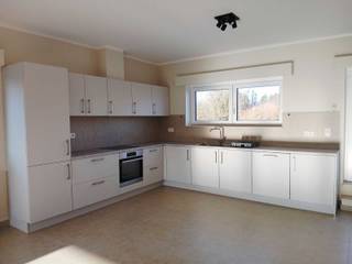 Recent energiezuinig ruim appartement met 4 slpk en ruime garage (open bebouwing) Geel Punt.<br /><br />Dit ruime, energiezuinige, moderne, lichtrijk en praktisch ingedeeld appartement met eigen inkom en oprit bevindt zich op een toplocatie in Geel, op wandelafstand van openbaar vervoer, scholen en winkels.<br /><br />De indeling van het appartement:<br />- Ruime leefruimte met veel lichtinval en grote geïnstalleerde open keuken (met veel kastruimte) met alle toestellen aanwezig zoals dampkap, oven, koelkast, vaatwasser, diepvries en keramische kookplaat. Parlofoon aanwezig.<br />- Berging/wasruimte met opbergrek en ruimte voor wasmachine/droogkast en aansluiting voor afvoer mobiele airco. Ook een condens cv ketel en een ventilatiesysteem aanwezig.<br />- Moderne badkamer met inloopdouche, ruim badkamermeubel (veel opbergruimte) en toilet.<br />- Apart gastentoilet met lavabo.<br />- 4 ruime slaapkamers.<br />- Ruime nachthal met parlofoon aansluiting.<br />- Aparte inkom met granieten trap.<br />- Aparte oprit met ruime garage met elektrische poort voorzien van regenwaterpomp, uitgietbak en wandrek voor extra berging. Ook plaats voor fietsen of extra diepvries.<br />-Ruim privé terras met open landelijk uitzicht (geen inkijk).<br />- Extra troeven: appartement is volledig geschilderd voor verhuur (muren, plafonds en binnendeuren) en overal zijn nieuwe moderne lampen geplaatst.<br /><br />Bij interesse gelieve te mailen naar verhuurgeelpunt@hotmail.com