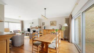 Découvrez cette spacieuse maison familiale, idéalement située dans un quartier calme à Zeebrugge. Cette habitation très bien entretenue et large...