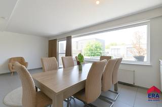 In het bruisende hart van Eeklo, maar toch verrassend rustig gelegen, bevindt zich dit charmante en energiezuinige 2-slaapkamerappartement op...