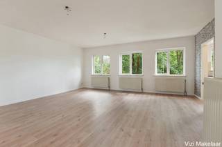 <p>Dit energiezuinig appartement is gelegen op de eerste verdieping en geniet van een rustige ligging op korte afstand van het centrum en De Schelde. Deze woonst bevat maar liefst 116m² bewoonbare ruimte met grote slaapkamers en leefruimte. Als u zoekt naar een ruim en royaal appartement, dan is dit zeker iets voor u.</p>
<p><u>Indeling</u><br />Inkomhal (7m²). Drie royale slaapkamers (13-13-9,5m²) waarvan 1 met terras. Badkamer met ligbad en toilet (5m²). Apart gastentoilet. Ruime woonkamer met veel lichtinval en zicht op de groene omgeving (36m²). Geïnstalleerde keuken (9m²) met aansluitend een berging. Garage biedt enorm veel plaats voor zowel de wagen, fietsen als ander berggerief.</p>
<p><u>Extra</u><br />Centrale verwarming op aardgas. Dubbele beglazing. Voldoende parkeerplaats. Geen lift waardoor de syndic kosten heel laag liggen. En vooral energiezuinig met het label B. Wenst u als extra optie een garage bij te kopen? Dan is dit mogelijk. De prijs voor een ruime afgesloten garage bedraagt 15 000€.</p>