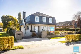 TE KOOP IN HOFSTADEWelkom in deze prachtige en unieke villa uit 1992 gelegen in Hofstade, met een adembenemend uitzicht op de natuur. Deze woning...