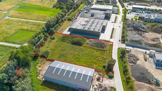 KMO-grond met een oppervlakte van 6.658 m² te koop op amper 2,5 km van de Stationsstraat (N36) en de Oudenaardebaan (N8). De site is gelegen in...