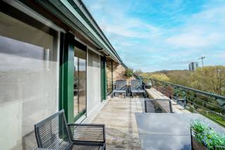 Op zoek naar een ruim en luxueus penthouse dat volledig instapklaar is? Dit exclusieve penthouse in Izegem combineert hoogwaardige afwerking, uitzonderlijk wooncomfort en optimale privacy. Dankzij de private lifttoegang, vier volwaardige slaapkamers en een ruim zonnig terras met prachtig uitzicht is dit een unieke woonkans.<br /><br />TROEVEN: <br />Rechtstreekse lifttoegang tot het appartement<br />Hoogwaardige en kwalitatieve afwerking<br />Vier volwaardige slaapkamers<br />Ruime en lichtrijke leefruimte<br />Open, volledig uitgeruste keuken met praktische berging<br />Zonnig terras met aangenaam uitzicht<br />Mogelijkheid tot aankoop van een garage<br /><br />Bij het binnenkomen wordt u verwelkomd in een stijlvolle inkomhal met een apart gastentoilet. Verder bevindt zich de ruime badkamer, uitgerust met een ligbad, douche en wastafel. De lichtrijke leefruimte vormt het hart van het appartement en geniet dankzij de grote raampartijen van een overvloed aan natuurlijk licht. Hier is voldoende plaats voor een gezellige zithoek en een ruime eetkamer. De open keuken sluit naadloos aan op de leefruimte en is voorzien van kwalitatieve toestellen. Aansluitend bevindt zich een praktische berging.<br /><br />Het penthouse beschikt over maar liefst vier volwaardige slaapkamers, waardoor het perfect geschikt is voor gezinnen, thuiswerkers of wie op zoek is naar extra ruimte voor een dressing, hobbykamer of bureau.<br /><br />Als absolute blikvanger beschikt het appartement over een ruim, zonnig terras waar u in alle rust kunt genieten van het prachtige uitzicht en het buitenleven. Daarnaast bestaat de mogelijkheid om een garage aan te kopen, wat het wooncomfort nog verder verhoogt.<br /><br />Bent u op zoek naar een exclusief, ruim en instapklaar penthouse op een uitstekende locatie in Izegem? Neem vandaag nog contact met ons op voor meer informatie of een bezoek ter plaatse.