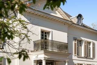 Prachtige volledig gerenoveerde Vlassak Verhulst villa met zwembad, wellness en orangerie op ca. 6.629 m² te ’s-GravenwezelIn hartje Hof ter Linden...