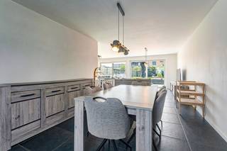 Deze recente en instapklare woning (bouwjaar 2022) is gelegen in een rustige straat op De Mokker in Koekelare. Dankzij de nabijheid van scholen, bakker, slagerij, apotheek, supermarkten en andere voorzieningen geniet u hier van een aangename combinatie van rust en bereikbaarheid. Een ideale woning voor starters, gezinnen of investeerders.<br /><br />Via de inkomhal met gastentoilet komt u in de lichtrijke leefruimte met open, volledig geïnstalleerde keuken, voorzien van de nodige toestellen. Aansluitend bevindt zich de inpandige garage met extra bergruimte en wasplaats.<br /><br />Op de eerste verdieping bevinden zich de nachthal, drie slaapkamers, een afzonderlijk toilet en een ingerichte badkamer met ligbad én inloopdouche. Daarnaast beschikt de woning over een praktische zolderverdieping.<br /><br />Buiten geniet u van een aangelegde en zonnige tuin. Voor de woning zijn bovendien twee private parkeerplaatsen voorzien.<br /><br />Troeven<br />- 25 zonnepanelen<br />- Verwarming via warmtepomp en airconditioning (volledige woning, alsook de slaapkamers)<br />- Twee parkeerplaatsen voor de woning<br />- Aanwezige laadpaal<br />- Rolluiken<br />- Recente woning – bouwjaar 2022. Verkoop onder registratierechten, nu nog mogelijk aan 2% indien voldaan aan de voorwaarden.<br />- Aangelegde, zonnige tuin<br />- Instapklaar<br />- Vernieuwde, recente (2025) keuken (Dovy)<br /><br />Op zoek naar een recente, energiezuinige woning op een rustige locatie in Koekelare?<br />Contacteer ons en plan uw bezoek in!