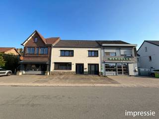 <p><span>Ruime gezinswoning met 4 slaapkamers, 2 badkamers én uitbreidingspotentieel in Lanklaar!</span></p><p><span> </span></p><p><span>Bent u op zoek naar een ruime gezinswoning waar u onmiddellijk kunt intrekken én die nog tal van mogelijkheden biedt voor de toekomst? Dan is deze verzorgde woning in het geliefde Lanklaar beslist een bezoek waard.</span></p><p><span> </span></p><p><span>Deze woning werd reeds voorzien van een nieuw dak en nieuwe ramen, waardoor u geniet van extra wooncomfort en een gunstige energiescore. Met een EPC-label C is deze woning bovendien energetisch volledig mee met haar tijd.</span></p><p><span> </span></p><p><span>Binnenin treft u momenteel 4 volwaardige slaapkamers en 2 badkamers aan, waarvan één badkamer zich op het gelijkvloers bevindt. Daarnaast beschikt de woning over een extra bureau of slaapkamer op het gelijkvloers, ideaal voor thuiswerk, praktijkruimte of gelijkvloers wonen.</span></p><p><span> </span></p><p><span>De inpandige garage zorgt voor extra comfort en bergruimte, terwijl er voor de woning nog plaats is voor drie wagens op eigen terrein.</span></p><p><span> </span></p><p><span>De absolute troef van deze woning? De ruime zolderverdieping, waar met beperkte aanpassingen nog tot drie extra kamers kunnen worden ingericht. Ideaal voor grotere gezinnen of wie nood heeft aan hobby- of werkruimte.</span></p><p><span> </span></p><p><span>Ook buiten is het aangenaam vertoeven. De gezellige binnenkoer en de ruime veranda van ongeveer 30 m² vormen een heerlijke plek om te ontspannen of gasten te ontvangen.</span></p><p><span> </span></p><p><span>Bovendien beschikt de woning over een conforme elektrische installatie, wat u opnieuw extra zekerheid biedt.</span></p><p><span> </span></p><p><span>Pluspunten op een rij:</span></p><p><span> </span></p><p><span>·EPC-label C (274 kWh/m² jaar) </span></p><p><span>·Elektriciteit conform </span></p><p><span>·4 slaapkamers </span></p><p><span>·2 badkamers </span></p><p><span>·Bureau / extra slaapkamer op het gelijkvloers </span></p><p><span>·Rolluiken</span></p><p><span>·Inpandige garage </span></p><p><span>·Plaats voor 3 auto's op eigen terrein </span></p><p><span>·Gezellige binnenkoer </span></p><p><span>·Veranda van ca. 30 m² </span></p><p><span>·Grote zolder met uitbreidingsmogelijkheden </span></p><p><span>·Nieuw dak en vernieuwde ramen </span></p><p><span>·Asbestveilig</span></p><p><span> </span></p><p><span>Dankzij de ruime indeling, de conforme elektriciteit, het gunstige EPC-label C en de mogelijkheid om extra kamers te creëren, vormt deze woning niet alleen een uitstekende gezinswoning, maar ook een bijzonder interessante investering met het oog op verhuur.</span></p><p><span> </span></p><p><span>Interesse? Contacteer mij voor een bezoek!</span></p><p><span> </span></p><p><span>Robin Raeven</span></p><p><span>0484 35 73 08</span></p><p><span>robin@jemar.be</span></p>