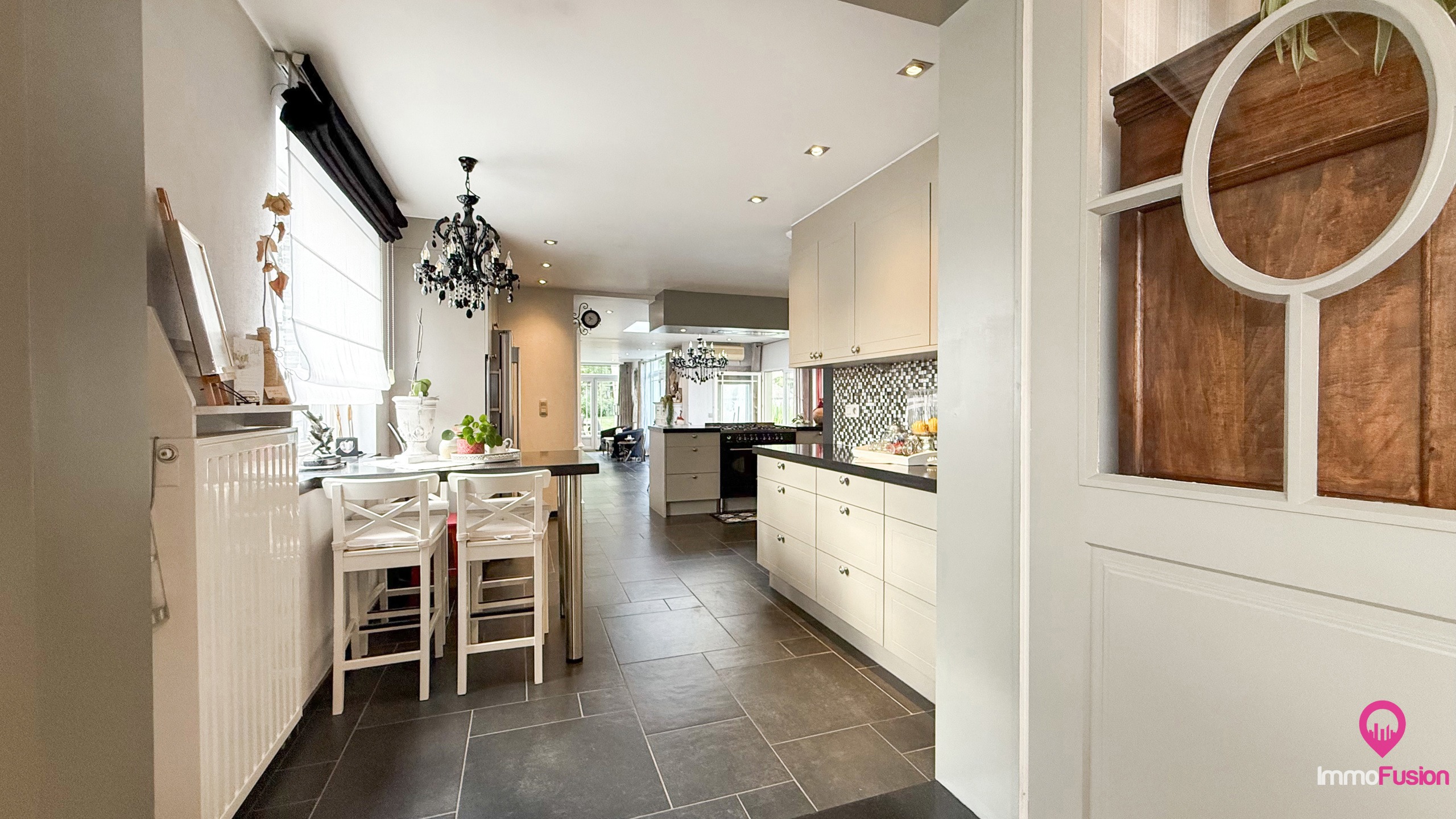 Grote, instapklare woning met 4slpk, veranda en garage! - foto 3