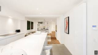 Mooi appartement nabij de Dumortierlaan en het Lichttorenplein!Dit stijlvol gelijkvloers appartement werd volledig vernieuwd met hoogwaardige...