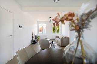<p><strong>Vernieuwde energiezuinige woning in Mechelen met oprit, 3 slaapkamers, garage en zonnige tuin.</strong><br /><br />Op wandelafstand van het station van Muizen vindt u deze stijlvolle gerenoveerde woning. <br />Dankzij de nabijheid van belangrijke invalswegen, scholen, openbaar vervoer en lokale handelaars, combineert deze woning een centrale ligging met verrassend veel ruimte en comfort.<br /><br />De woning werd in 2026 volledig en kwalitatief gerenoveerd en is helemaal klaar voor zijn nieuwe bewoners.<br /><br />Op het gelijkvloers kom je binnen in de inkomhal, met toegang tot een apart gastentoilet, een ruime wasruimte en maar liefst twee garages van ca. 21 m². Ideaal voor wagens, fietsen, extra bergruimte of een hobbyruimte.<br /><br />Een verdieping hoger bevindt zich de ruime en lichtrijke leefruimte, met aansluitend een aparte, volledig geïnstalleerde keuken met toegang tot het balkon. Ook de badkamer bevindt zich hier en werd modern ingericht met een douche, lavabo, enkele lavabo en toilet.<br /><br />Op de tweede verdieping wachten drie aangename slaapkamers, elk met voldoende ruimte. <br /><br />Ook buiten heeft deze woning heel wat te bieden. Je geniet er van een gezellige buitenruimte met een handige achterpoort die rechtstreeks toegang geeft tot de achterliggende Karolingenstraat.</p>
<p><strong><br />Kortom: een instapklare, moderne woning met ruimte, comfort én een uitstekende ligging.</strong></p>
<p><br />Interesse om deze woning zelf te ontdekken? Neem contact met ons op via 015 68 26 08 of info@imperiavastgoed.be en plan je bezoek!</p>