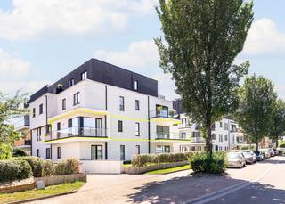 <strong>Stijlvol wonen aan de kust: driegevelappartement in residentie Sint Bernardus, Koksijde</strong><br /><br />Op zoek naar een verfijnd en energiezuinig appartement op een toplocatie in Koksijde? Dan is dit prachtige driegevelappartement in de standingvolle, recente residentie Sint Bernardus (bouwjaar 2020) een unieke kans. Deze sfeervolle appartementsvilla ligt in de Lejeunelaan, op wandelafstand van het commercieel centrum van Koksijde, en combineert hedendaags comfort met een doordachte, lichtrijke indeling.<br /><br />Het appartement werd als volgt ingedeeld: ruime inkomhal | westgerichte leefruimte met toegang tot hoekterras van 27,40 m² | open, volledig uitgeruste keuken | grote berging met aansluiting wasmachine en alle techniek | apart toilet | master bedroom met hoekbalkon en aanpalende badkamer (ligbad, lavabo in meubel) | tweede volwaardige slaapkamer met maatkasten en eigen badkamer (douche, lavabo in meubel).<br /><br /><strong>Dit BEN-appartement (Bijna Energie Neutraal) biedt:</strong>
<ul>
<li>3 privatieve zonnepanelen</li>
<li>Vloerverwarming via warmtepomp</li>
<li>Performant ventilatiesysteem</li>
</ul>
Aankoop mogelijk van een ruime, vlot toegankelijke garage in de kelderverdieping (7 x 3,05 m), met elektrische poort, verlichting en stopcontact. Gemeenschappelijke fietsenberging aanwezig.<br /><br />Op zoek naar een kwalitatieve vaste woonst of een ruim, luxueus tweede verblijf in Koksijde? Contacteer ons vandaag nog voor een afspraak ter plaatse!