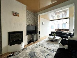 <p>Woning met TUIN en tuinhuisje (momenteel verhuurd) op wandelafstand van winkels, scholen en openbaar vervoer. GELIJKVLOERS: leefruimte met een draaitrap naar de 1ste verdieping, open keuken met extra ontijthoek, badkamer, leuke stadstuin met terras en tuinhuisje. Op de 1e verdieping vinden we 2 slaapkamers. Op de zolder bevindt zich een grote slaapkamer. De woning is gelegen nabij de E17 en R8 en op een boogscheut van het centrum van Kortrijk. Perfect als investering of voor eigen gebruik. MOMENTEEL VERHUURD. Bezoek na afspraak met IMMO BEGUIN 0486/606 600.</p>