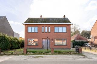 Deze zeer ruime woning ( circa 246m²) is rustig gelegen, doch strategisch gelegen nabij alle invalswegen naar de omliggende gemeenten. De...