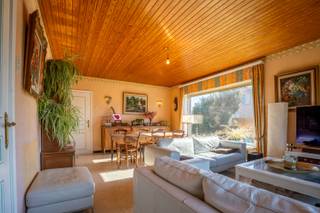 Ontdek deze te renoveren villa op toplocatie in Ooigem. Met een grondoppervlakte van 1.244 m² en een prachtig groene tuin geniet je hier van...