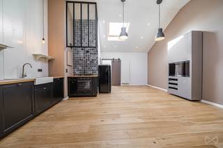 Charmant en zeer licht appartement met 2 slaapkamers. Dit mooie appartement met 2 slaapkamers ligt in de zeer aangename wijk Vanderkindere, vlak bij alle voorzieningen, en biedt een comfortabele en gezellige woonomgeving. Het appartement bevindt zich op de 3e verdieping van een klein gebouw zonder lift en bestaat uit een gezellige woonkamer met open keuken, twee slaapkamers waarvan één met inbouwkasten, en een mooie doucheruimte. Het appartement is onlangs gerenoveerd, verkeert in uitstekende staat en wacht alleen nog op zijn toekomstige eigenaar. Het is perfect geschikt als eerste aankoop of als interessante investering. Deze woning wordt aangevuld met een eigen kelder, die extra opslagruimte biedt. EPB: G. Elektriciteit conform de voorschriften. Individuele gasverwarmingsketel. Gebouw met zeer lage gemeenschappelijke kosten. Informatie en bezichtigingen: 0472 46 57 83