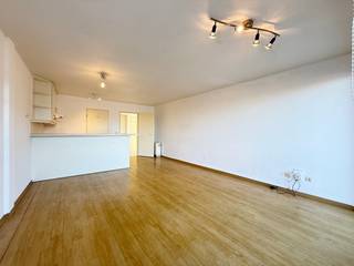 Recent appartement in kleinschalig gebouw te Oostende. <br /><br />Appartement beschikt over: inkomhal, 2 slaapkamers, badkamer, apart toilet, berging, living met open keuken en een terras. <br />Achteraan het gebouw is er een garagebox inbegrepen in de huurprijs. <br /><br />Appartement gelegen op de 2<sup>de</sup> verdieping, lift & fietsenberging aanwezig. <br /><br />Huurprijs: € 750/maand<br />provisie gemeenschappelijke kosten: € 50/maand<br />EPC Label B - vrij vanaf 01 september