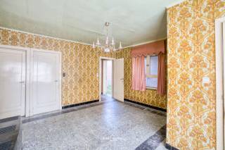 Op een centrale ligging in Lokeren bevindt zich dit ruime pand met een grondoppervlakte van maar liefst 508 m². Dankzij de interessante gevelbreedte en de beschikbare ruimte biedt dit eigendom heel wat mogelijkheden voor wie op zoek is naar een renovatieproject met potentieel.<br />De woning beschikt over 192 m² bewoonbare oppervlakte, waardoor je hier al over een ruime basis beschikt. Tegelijk biedt de woning nog heel wat mogelijkheden om de bestaande ruimtes verder te renoveren, uit te breiden of volledig naar eigen wensen in te richten.<br />Het pand beschikt over een EPC-label F, waardoor de renovatieplicht van toepassing is. <br />Ben je op zoek naar een ruim renovatieproject met een interessante grondoppervlakte en veel potentieel? Dan is dit pand zeker het bekijken waard. Contacteer ons gerust voor meer info of een bezoek.