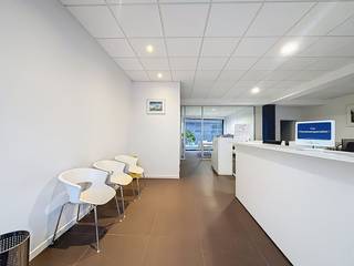 Dit instapklare commerciële gelijkvloers is uitstekend gelegen in het hart van Kapellen vlakbij alle belangrijke voorzieningen. De toegang van...