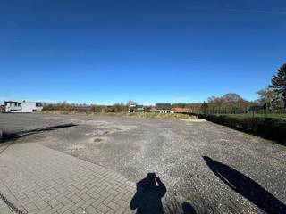 Grond van ca. 2000 m² te huur, perfect geschikt voor opslag, stalling of parkeren van wagens, machines of materiaal.Het terrein is gelegen op...