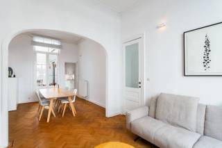 Gelegen in de gegeerde Vijfhoekwijk in Berchem, combineert deze woning een rustige en aangename woonomgeving met een uitstekende bereikbaarheid. De Terlinckstraat bevindt zich op wandelafstand van winkels, scholen, horeca en openbaar vervoer, terwijl ook de E19, A12 en Antwerpse Ring vlot bereikbaar zijn. Een ideale ligging voor wie de levendigheid van de stad wil combineren met het comfort van een rustige woonstraat.<br /><br />Deze ruime herenwoning weet authentieke charme moeiteloos te combineren met hedendaags wooncomfort. Hoge plafonds, originele mozaïekvloeren, prachtige parketvloeren en karaktervolle architecturale elementen zorgen doorheen de woning voor een warme en tijdloze sfeer. Daarnaast is de woning voorzien van airconditioning, een alarm en vliegenramen, wat het comfort aanzienlijk verhoogt.<br /><br />Via de statige inkomhal betreedt u de lichtrijke leefruimte, die naadloos aansluit op de volledig ingerichte keuken. Achteraan zorgt de zuidgerichte stadskoer van ca. 15 m² voor een aangename buitenruimte waar u dankzij de middagzon heerlijk kan genieten van het stadsleven. Een bijzondere troef is de volledig ingerichte souterrainverdieping. Deze omvat een ruime wasplaats, bureau, apart toilet, ingemaakte kasten en bijkomende bergruimte. <br /><br />De volledige eerste verdieping staat in het teken van de masterbedroom en vormt zo een bijzonder ruime en private slaapverdieping. De royale slaapkamer beschikt over een aansluitende dressing en een stijlvolle ensuite badkamer, uitgerust met een dubbele wastafel met praktische opbergmogelijkheden, een ruime inloopdouche en toilet. Een comfortabele en serene verdieping die volledig in functie staat van rust en privacy. De tweede verdieping biedt plaats aan twee ruime en lichtrijke slaapkamers en een tweede badkamer voorzien van een douche in bad, wastafel en toilet. Tot slot biedt de bovenste verdieping een ruime, polyvalente ruimte met tal van mogelijkheden. Deze leent zich uitstekend als extra slaapkamer, thuiswerkplek, hobbyruimte of ontspanningsruimte.<br /><br />Kortom, een unieke en royale stadswoning die authenticiteit, comfort en veelzijdigheid perfect combineert.<br />Interesse? Contacteer LISTED voor een bezoek: +32 3 283 51 51.