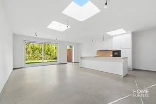 Ruimte, comfort én energiezuinigheid? Deze woning heeft het allemaal.<br /><br />In Residentie Poorterhof stellen we u deze verrassend ruime woning voor met 3 slaapkamers, garage, tuin en een bijzonder aangename leefruimte.<br /><br />Op het gelijkvloers geniet u van een lichtrijke leefruimte van ca. 47 m² met open keuken en kookeiland. Verder zijn er een praktische berging/wasplaats, een ruime garage met elektrische poort en een gezellige tuin met terras.<br /><br />De eerste verdieping omvat 2 slaapkamers, een ruime badkamer met ligbad, inloopdouche en dubbel lavabomeubel, plus een apart toilet. Op de tweede verdieping bevindt zich de royale master bedroom met extra berging.<br /><br />Ook energetisch zit u hier uitstekend: EPC A, 7 zonnepanelen, vloerverwarming en een lucht-waterwarmtepomp zorgen voor modern en future-proof wooncomfort.<br /><br />Extra troeven: garage + staanplaats, conforme elektriciteit, asbestveilig en regenwaterput van 5.000 liter.<br /><br />Een bijzonder complete woning voor wie comfortabel en energiezuinig wil wonen.<br /><br />Extra interessant: aankoop aan 2% registratierechten mogelijk, afhankelijk van uw persoonlijke situatie, indien u dit jaar nog aankoopt.