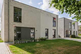 Danneels bouwde deze moderne gezinswoning op een mooi perceel met een ideale zuid oriëntatie in onze groene nieuwe woonbuurt in Heist-op-den-Berg.<br /><br />Deze woning kan<strong> in enkele maanden woonklaar</strong> worden afgewerkt volgens jouw voorkeuren.<br /><br />Deze woning is zeer functioneel ingedeeld. Woonkamer, eethoek én eilandkeuken vormen een mooi geheel. Er is een optimale verbinding met de tuin en het terras. Grote raampartijen zorgen voor een aangename en lichtrijke leefruimte. Op de verdieping hebben we <strong>3 mooie slaapkamers</strong>, een nachttoilet, berging en een ingerichte badkamer.<br /><br />Danneels realiseert deze woning sleutel-op-de-deur met een vaste totaalprijs. Jouw keuken- en badkamerinrichting en de vloer- en wandtegels kies je zelf uit in de toonzalen van onze partners.<br /><br />Een <strong>geothermische warmtepomp</strong>, vloerverwarming, zonnepanelen en een ventilatiesysteem met warmterecuperatie maken jouw nieuwe thuis bijzonder energiezuinig.