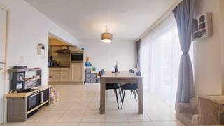 <strong><u>PRIJS VERLAGING!</u></strong><br /><br />Ontdek dit mooi en ruim duplex appartement, ideaal gelegen in het hart van Bredene Duinen,<br />op wandelafstand van het strand, de tramhalte, winkels en het gezellige marktplein.<br /><br />Een perfecte combinatie van comfort, ruimte en ligging!<br /><br />Gelegen op de 3de en 4de verdieping van een verzorgd gebouw met lift.<br /><br />Bewoonbare oppervlakte van 85 m², aangevuld met een aangenaam zonneterras.<br /><br />Indeling:<br />Inkomhal met gastentoilet en de trap naar de bovenste verdieping.<br />Een sfeervolle  woonkamer met veel lichtinval en directe toegang tot het terras.<br />De open, volledig ingerichte keuken in landelijke stijl is uitgerust met alle toestellen.<br />Een berging  met wasmachine aansluiting.<br /><br />Op de bovenverdieping een ruime nachthal - ideale plaats voor een extra bureau.<br />Een tweede apart toilet, twee volwaardige slaapkamers en een comfortabele badkamer met ligbad/douchecombinatie en dubbel lavabomeubel.<br /><br />Extra troeven zijn de twee privatieve bergingen (één op het gelijkvloers en één bij het appartement)<br />en een gemeenschappelijke fietsenberging.<br /><br />EPC waarde 258 = Label C<br />Blanco keuring elektrische installatie en geen asbest <br /><br />Op heden verhuurd aan €900 per maand aan een betrouwbare huurder,<br />wat dit pand ook bijzonder interessant maakt als investering. Eveneens perfect als toekomstige eigen woonst!<br /><br />Vraagprijs: €269.000 <br /><br /><br />Interesse? Plan vandaag nog uw bezoek en ontdek zelf de troeven van dit prachtige appartement!<br /><br /><br /><br /> 