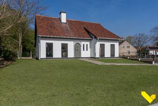 Bent u op zoek naar een gezellige, stijlvolle en volledig instapklare woning? Deze prachtig gerenoveerde woning combineert comfort, charme en...