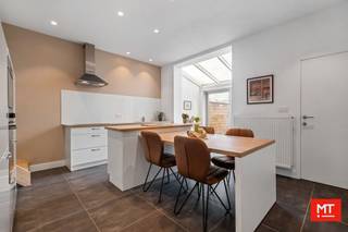 Gerenoveerde woning (2016) met 2 slaapkamers en Zuidgerichte stadstuin in het centrum van IeperIn het centrum van Ieper en vlakbij alle faciliteiten...