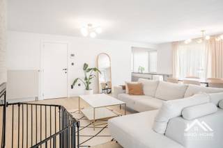 Wonen en werken combineren op één locatie? Deze perfect onderhouden en instapklare eigendom biedt u die unieke mogelijkheid.Op het gelijkvloers bevindt zich een volledig ingericht en onmiddellijk bruikbaar handelspand, momenteel ingericht als dameskapsalon. De handelsruimte beschikt over onder meer airco, automatische zonnewering, maatwerkmeubilair, een kitchenette, gastentoilet en een extra behandelingsruimte.Ook praktisch is er aan ruimte geen gebrek. Zo beschikt de eigendom over een bureauruimte, wasplaats, meerdere bergingen en een inpandige garage. Op de ruime oprit kunnen maar liefst vier wagens parkeren en dankzij de elektrische toegangspoort geniet u van extra comfort en privacy.De woonvertrekken bevinden zich op de eerste verdieping en omvatten een lichtrijke leefruimte met open keuken, twee slaapkamers, badkamer met ligbad en douche, apart toilet en berging. Vanuit de leefruimte komt u op het zuidgerichte zonnige terras met automatische zonnewering, de ideale plek om heerlijk te ontspannen. Een recente houtkachel zorgt voor extra gezelligheid.Op de tweede verdieping bevindt zich nog een ruime derde slaapkamer.De woning werd de voorbije jaren grondig vernieuwd en is volledig instapklaar. Zo beschikt ze onder meer over een vernieuwd dak, aluminium ramen van 2019-2020, elektrische rolluiken en maar liefst 24 zonnepanelen.Een bijzonder veelzijdige eigendom voor zelfstandigen, vrije beroepers en ondernemers, maar evengoed voor wie op zoek is naar een ruime gezinswoning met een uitzonderlijk grote hoeveelheid extra ruimte en mogelijkheden. Inschrijven via mail naar stefan@immo-home.be, geen telefonische inschrijvingen! Volg ons op Fb en Insta. Voor meer info: www.immo-home.be. GRATIS SCHATTING & GRATIS FINANCIEEL ADVIES