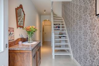 Mooie bel-étagewoning gelegen in de rustige Rosekapellewijk bestaande uit: oprit, inpandige garage, inkomhal met apart toilet en vestiaire, wasplaats, een ingerichte zomerkeuken en een mooie tuin met tuinberging.<br />Op de eerste verdieping is er een L-vormige living met inbouwhaard en veel lichtinval, een open geïnstalleerde keuken en aansluitend een veranda met trap naar de tuin.<br />Hogerop zijn er nog 3 slaapkamers en een vernieuwde badkamer.