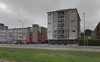RUIM TE RENOVEREN KANTOOR OP TOPLOCATIE – BISCHOPPENHOFLAAN, DEURNE<br /><br />Strategisch gelegen aan de Bisschoppenhoflaan te Deurne, met uitstekende zichtbaarheid en veel passage. Vlot bereikbaar met de wagen én het openbaar vervoer – ideaal voor klanten en medewerkers.<br /><br />Dit ruime kantoor bevindt zich op de eerste verdieping van een kleinschalig kantoorgebouw. <br />Via lift of trap bereikt men de eerste verdieping. Vanuit de centrale inkomhal heeft u een verbinding met tot alle ruimtes.<br /><br />Vooraan bevinden zich twee afzonderlijke bureauruimtes - ideaal als afzonderlijke kantoren of vergaderzalen - en een derde bureel.<br />Het open landschapskantoor kan flexibel ingedeeld worden<br />Er is een gescheiden dames- en herentoilet, een aparte berging/technische ruimte en een eetruimte met kitchenette (voorzien van spoelbak en koelkast met vriesvak). <br /><br />Buitengewone kenmerken:<br />Veelzijdige indeling met separate én open werkruimtes<br />Grote visibiliteit op een commerciële toplocatie<br />Perfect bereikbaar met auto (Antwerpse ring en E313) en openbaar vervoer<br />Airco aanwezig<br /><br />Plannen beschikbaar op aanvraag<br /><br />Nutsvoorzieningen zijn individueel<br />Huurprijs; 1050 euro/maand exclusief onroerende voorheffing en eventuele gemeenschappelijke lasten <br />Onroerende voorheffing 1265 euro<br />Gemeenschappelijke kosten: 75 euro provisie /maand (verbruik gemeenschappelijke delen + lift)<br />Onmiddellijk beschikbaar<br />Drie parkeerplaatsen beschikbaar<br /><br />Een bezoek is sterk aanbevolen – ontdek het potentieel van deze ruimte zelf!