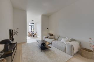 <p>Welkom aan de Volkstraat, de verbinding tussen de Nationalestraat en het Museum voor Schone Kunsten. Hier leef je middenin het kloppend hart van het bruisende Zuid, met hippe cafés, zonnige terrassen en een unieke vibe die deze wijk zo geliefd maakt.</p><p>Volkstraat: waar stad en stijl elkaar ontmoeten</p><p>Dit renovatieproject ligt pal in de Volkstraat, een buurt die de sfeer van Antwerpen-Zuid perfect belichaamt. Alles wat de stad zo geliefd maakt, ligt hier op wandelafstand: mode, gastronomie, cultuur en ontspanning.</p><p>Waarom je hier wil wonen</p><p>•    Centraal gelegen in de meest levendige straat van ’t Zuid<br />•    Hoogwaardige renovatie met oog voor detail<br />•    Ruime leefruimtes en luxueuze afwerking<br />•    Buitenruimte<br />•    Alles op wandelafstand: winkels, horeca en cultuur</p><p>Vierde en vijfde verdieping</p><p>Een ruim duplex-appartement dat uitpakt met een indrukwekkende leefruimte, volledig ingerichte keuken en een aangenaam terras. Er zijn drie ruime slaapkamers en twee badkamers – ideaal voor wie luxe en ruimte zoekt in de stad.</p><p>Een thuis in het episch centrum van ’t Zuid</p><p>Hier woon je niet alleen in een appartement, je kiest voor een levensstijl. Ontbijt op een zonnig terras in de straat, bezoek een expo om de hoek, of wandel door de levendige Nationalestraat. Dit is wonen in stijl, midden in de stad, zonder in te boeten aan comfort.</p><p>Ontdek deze unieke appartementen in de Volkstraat en beleef wonen op het Zuid op zijn best. Maak snel een afspraak via www.sinjoor.be</p>