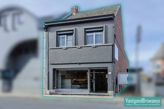 Op zoek naar een commercieel interessant pand met goede zichtbaarheid én woongelegenheid?<br /><br />Dit voormalige slagerijpand in het hart van Zwalm biedt tal van mogelijkheden en is ideaal voor de kleine zelfstandige of vrije beroeper.<br />Een belangrijke troef is de toegankelijkheid langs twee straten: zowel via de Zuidlaan als de Decoenestraat is het perceel bereikbaar. Dit zorgt voor een vlotte bereikbaarheid voor klanten, leveringen en eventueel aparte privé- en handelsingang.<br /><br />De bovengelegen woonst omvat:<br />een leefruimte met uitzicht op groen<br />een badkamer<br />twee slaapkamers<br />een vaste trap naar de zolderverdieping, die nog verder kan afgewerkt worden tot extra slaap- of werkruimtes<br /><br />Dit pand is bijzonder geschikt voor:<br />-detailhandel of buurtwinkel<br />-vrije beroepen (zoals kinesist, therapeut, boekhouder, …)<br />-zelfstandigen die wonen en werken willen combineren<br /><br />Voor meer informatie of een bezoek, contacteer Stefanie op het nummer 055/59 50 10 of via e-mail op stefanie@vastgoedbrowaeys.be.