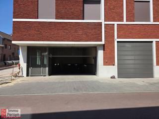 Zoek je een stressvrije parkeerplek in het hart van Leuven? Gedaan met rondjes rijden en parkeertickets betalen. In de Brusselsestraat bieden wij een uiterst comfortabele en veilige ondergrondse autostaanplaats te huur aan.<br />Ideaal voor omwonenden, pendelaars, of professionals die in het centrum werken.<br />Er zijn momenteel 4 staanplaatsen naast elkaar beschikbaar. Dit is de perfecte kans voor een gezin met meerdere wagens of een zelfstandige/kmo die een veilige vlootparking zoekt in het centrum.<br />De prijs voor deze autostaanplaats bedraagt 110 euro inclusief btw.<br /><br />Is jouw interesse gewekt? ' Stel je kandidaat' via onze website<br />Neem contact op met verhuur@immopersyn.be of 013 444 008