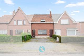 Bent u op zoek naar een renovatieproject met potentieel? Dan is dit uw kans! <br />Vlakbij het centrum van Ertvelde bieden wij deze te renoveren woning aan op een perceel van 311m². <br />Deze is gelegen in een rustige straat op wandelafstand van het centrum met wekelijkse markt, winkels en openbaar vervoer - vlotte aansluiting tot de R4. <br /><br />De indeling van deze woning is op heden als volgt: leefruimte, berging, keuken, hal, badkamer. <br />Op de verdieping vinden we twee slaapkamers terug.<br /><br />Deze woning is op heden verhuurd.<br /><br />Dit pand is onderworpen aan de renovatieverplichting van de Vlaamse overheid voor residentiële gebouwen (behoudens bij sloop binnen 5 jaar na de aankoop). Consulteer voor meer informatie de website van het Vlaams Energie- en Klimaatagentschap via https://www.vlaanderen.be/een-huis-of-appartement-kopen/renovatieverplichting-voor-residentiele-gebouwen<br /><br />Fijn renovatieproject om een ideale opbrengsteigendom te creëren. <br />De woningen gelegen te Molenstraat 79 en 81 - Ertvelde wonen eveneens te koop aangeboden. <br /><br />Wilt u deze eigendom en zijn troeven zelf ontdekken, neem dan zeker contact op voor het plannen van een bezoek ter plaatse.<br /><u><strong>Interesse?</strong></u> Contacteer Steffi telefonisch op 0498/50.50.94 of per mail steffi@vastgoeddevos.be 