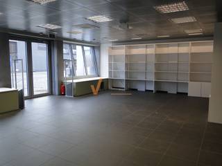 Op een goede locatie langs de Kapelsesteenweg vind je dit  instapklare handelsgelijkvloers van 275 m². De brede etalage trekt blikken, de...