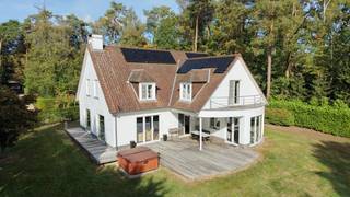Zeer rustig en exclusief gelegen villa op een perceel van 24a83ca met private toegangsweg en achteraan palende aan natuurgebied de Broekelei en met goede fiets en wandelmogelijkheden vlakbij de Dijle.<br />De villa omvat: volledige onderkeldering met grotendeels garage van 125m² voor 6-tal wagens, cv-kelder en voorraadkelder.<br />Op het gelijkvloers: ruime inkomhal, living van 58m² (inbouwhaard achter TV) met aanpalend bureel van 19m², ingerichte keuken met eethoek (19m²), wasplaats/berging en wc. Op de verdieping: ruime overloop, badkamer, wc, 3 slaapkamers (25m², 16m² en 15m²) waarvan de hoofdslaapkamer met balkon, aanpalende dressing en badkamer. Verder is er een zolder via trapladder.<br />EPC: 157 kWh/m² jaar - energielabel B - UC: 3968131-RES-1. Verwarming met mazout. Airco in de living en 1 slaapkamer.<br />Totale vloeroppervlakte: 279m² + 150m² garage/kelder. Bouwjaar: 2002. KI: 2.917 euro.<br />Zeer degelijke afwerking en instapklaar. <br />Zonnepanelen voor 9.430 Wp en thuisbatterij van 10kWh.<br />Stedenbouwinfo in aanvraag (woonpark, landschappelijk waardevolle agrarische gebieden) - geen maatregelen in het Vlaams Handhavingsplatform.<br />Gebouwscore A - Perceelscore A en de achterste 2m van het perceel D - geen risicozone voor overstromingen uitgezonderd 1m² achteraan het perceel.