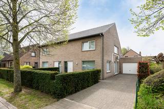 Deze te koop aangeboden woning is perfect onderhouden en is instapklaar, gelegen in de Marcastraat te Wondelgem met ruime woonoppervlaktes en aangenaam wooncomfort.<br /><br /><strong>Ligging:</strong><br />De woning bevindt zich in een rustige straat met goede bereikbaarheid naar winkels, voorzieningen en invalswegen. U woont hier in een zeer aangename omgeving, maar niet ver van het centrum.<br /><br /><strong>Indeling van de woning:</strong><br /><br /><strong>Gelijkvloers:</strong><br />Via de inkomhal met gastentoilet komt u binnen in de ruime woonkamer met eetplaats. Aansluitend bevindt zich de keuken met berging en wasplaats die uitkijkt op de tuin. Er is ook nog een grote inpandige garage voorzien<br /><br /><strong>1<sup>e</sup> verdieping:</strong><br />Op de verdieping is er een praktische nachthal, 3 volwaardige slaapkamers, apart toilet en een badkamer.<br /><br /><strong>Zolder:</strong><br />Boven de gehele woning ligt een zolderruimte die volledig werd geïsoleerd en veel bergplaats biedt.<br /><br /><strong>Buitenruimte:</strong><br />De woning heeft een een aangelegde en verzorgde tuin waar u kan genieten van rust en privacy en een zonnig terras. Vooraan de woning is er een ruime oprit voorzien met voortuin.<br /><br />De woningen zijn momenteel verhuurd en bieden dus ook een mogelijkheid voor een stabiele investering.<br /><br /><strong>Extra troeven:</strong><br />✅ Goed onderhouden woningen<br />✅ EPC-label C – en volledig asbestvrij<br />✅ Garage en private oprit<br />✅ Perfect onderhouden en kwalitatief afgewerkt<br />✅ Gunstige en rustige ligging<br /><br />Deze woning is een ideale match voor wie zoekt naar wooncomfort met de nodige ruimte en privacy.<br /><br /><strong>De bezoekdag voor deze woning is donderdag 11 juni omstreeks 19u. De verkoop zal worden gehouden onder het principe van gesloten omslag. Het bodformulier en het regelement staan als bijlage downloadbaar op de website of is via mail te verkrijgen.</strong><br />