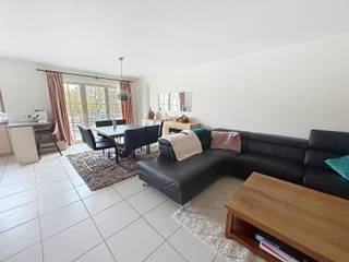 <p><strong>Plan uw afspraak via www.living-stone.be</strong><br /><br />Appartement 96m² met 2 slaapkamers en garage in het centrum van Groot-Bijgaarden.<br />1ste verdieping met lift.<br /><br />Dit appartement bestaat uit een inkomhal met vestiaire, ruime living (34m²) met volledig ingerichte keuken, 2 slaapkamers (18m² en 12m²), één douchekamer, afzonderlijke toilet, berging-wasplaats, mooi bankirai terras, één kelderruimte en een garagebox voor één wagen met elektrische poort.<br /><br /><strong>Beschikbaar vanaf 15/05/2026</strong>.<br /><br /><span>Geniet een uitzonderlijk praktische locatie aan het Marktplein in Groot-Bijgaarden, </span><span>nabij openbaar vervoer (trein en bus) en winkels en invalswegen naar het Brusselse stadscentrum.</span></p>
<p>EPC 123 kWh/m² (klasse B)</p>